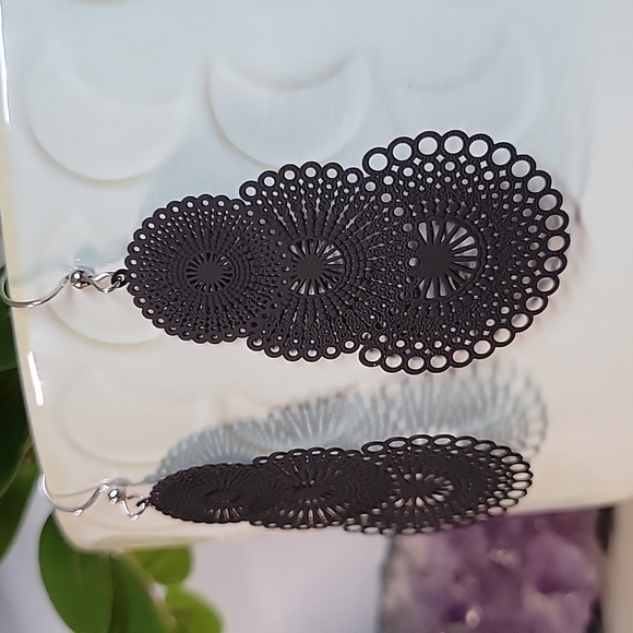 Intricate Cut Lace Style Drop Earrings, black - Picture 2 of 4